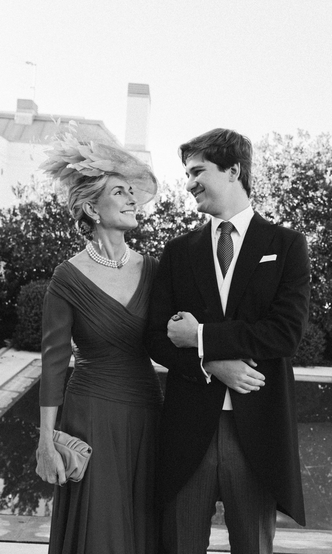 Madrina de boda con vestido de Inés Martín Alcalde y perlas