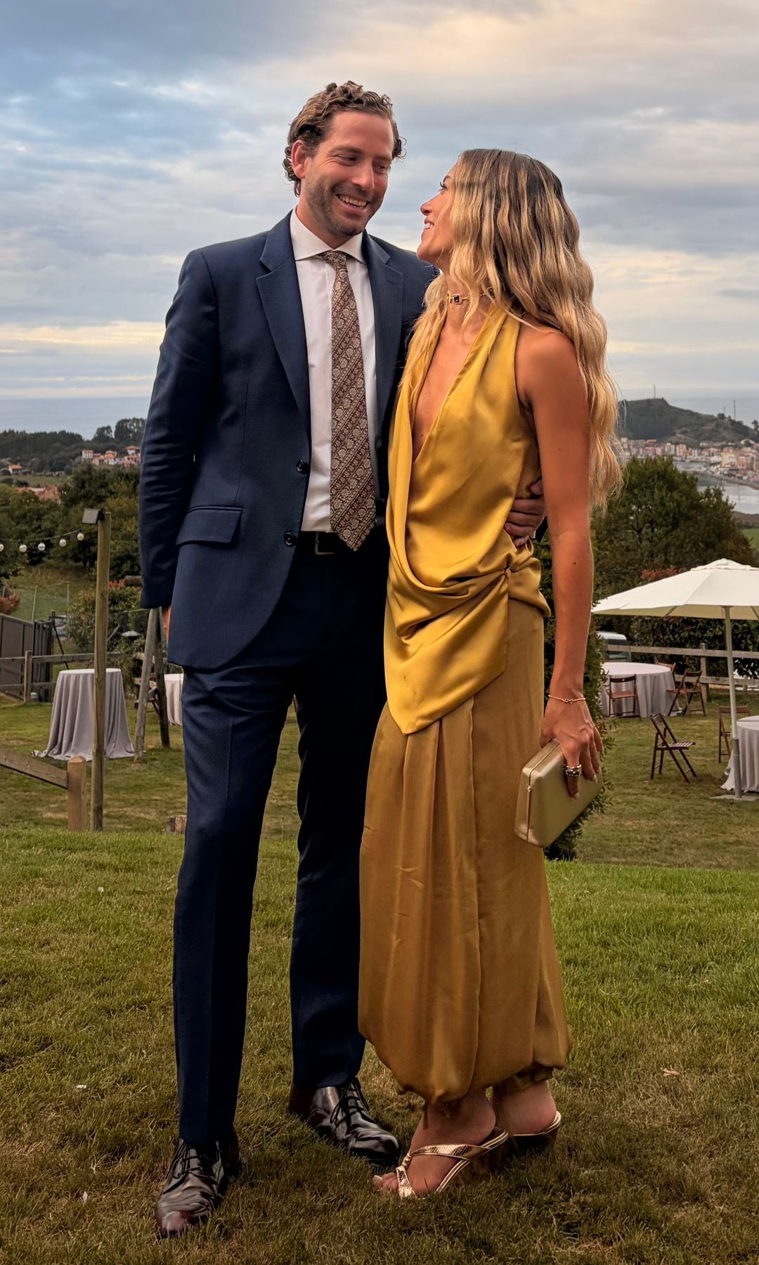 Look de invitada en una boda en Asturias con conjunto de Bimani