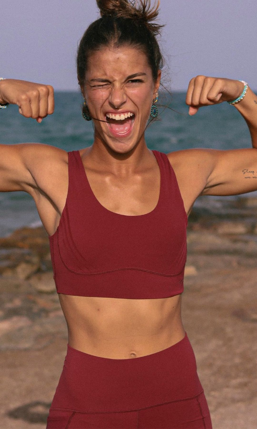 Mujer feliz de hacer ejercicio