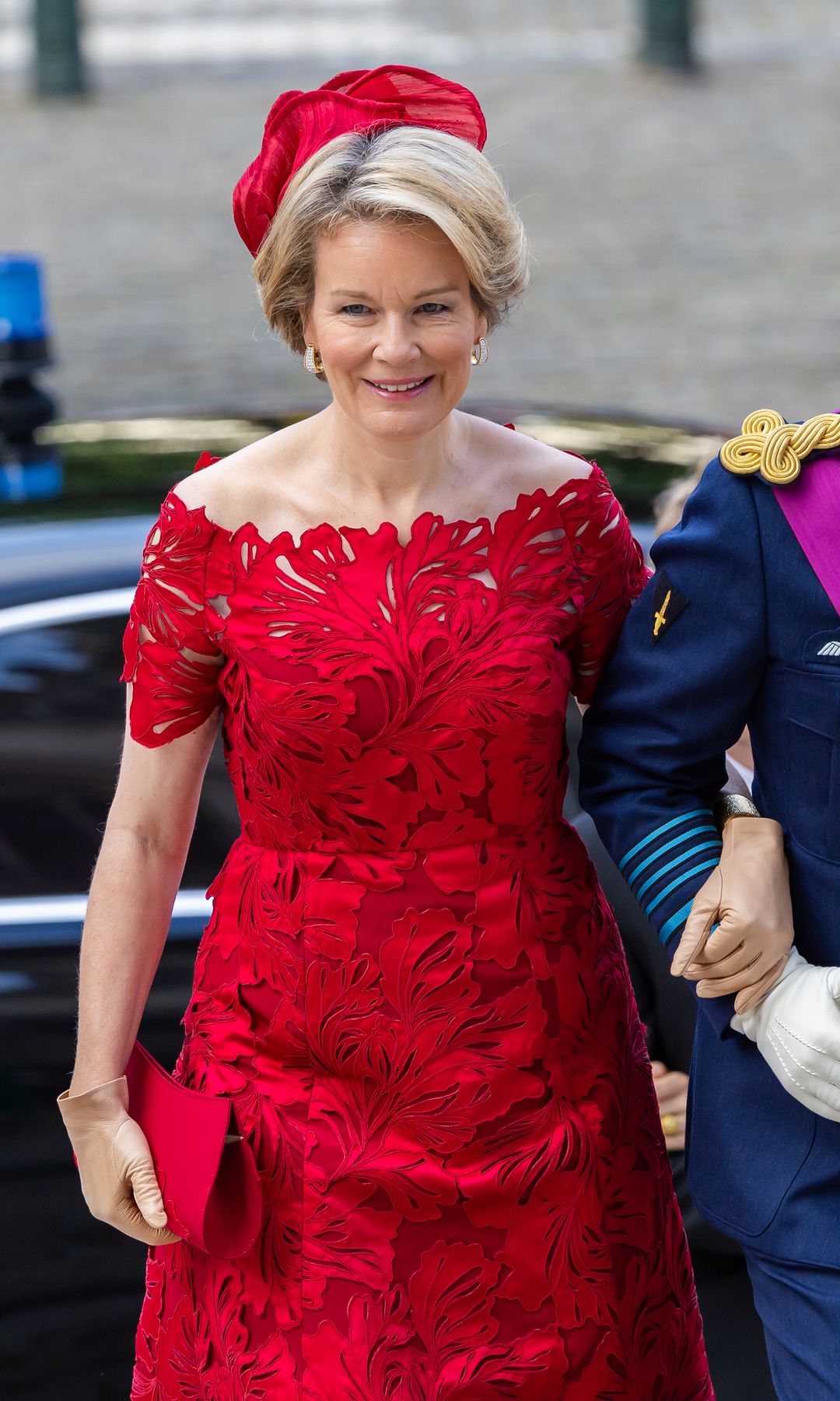 La historia del tocado que la reina de Bélgica ha llevado con el peinado de invitada perfecto