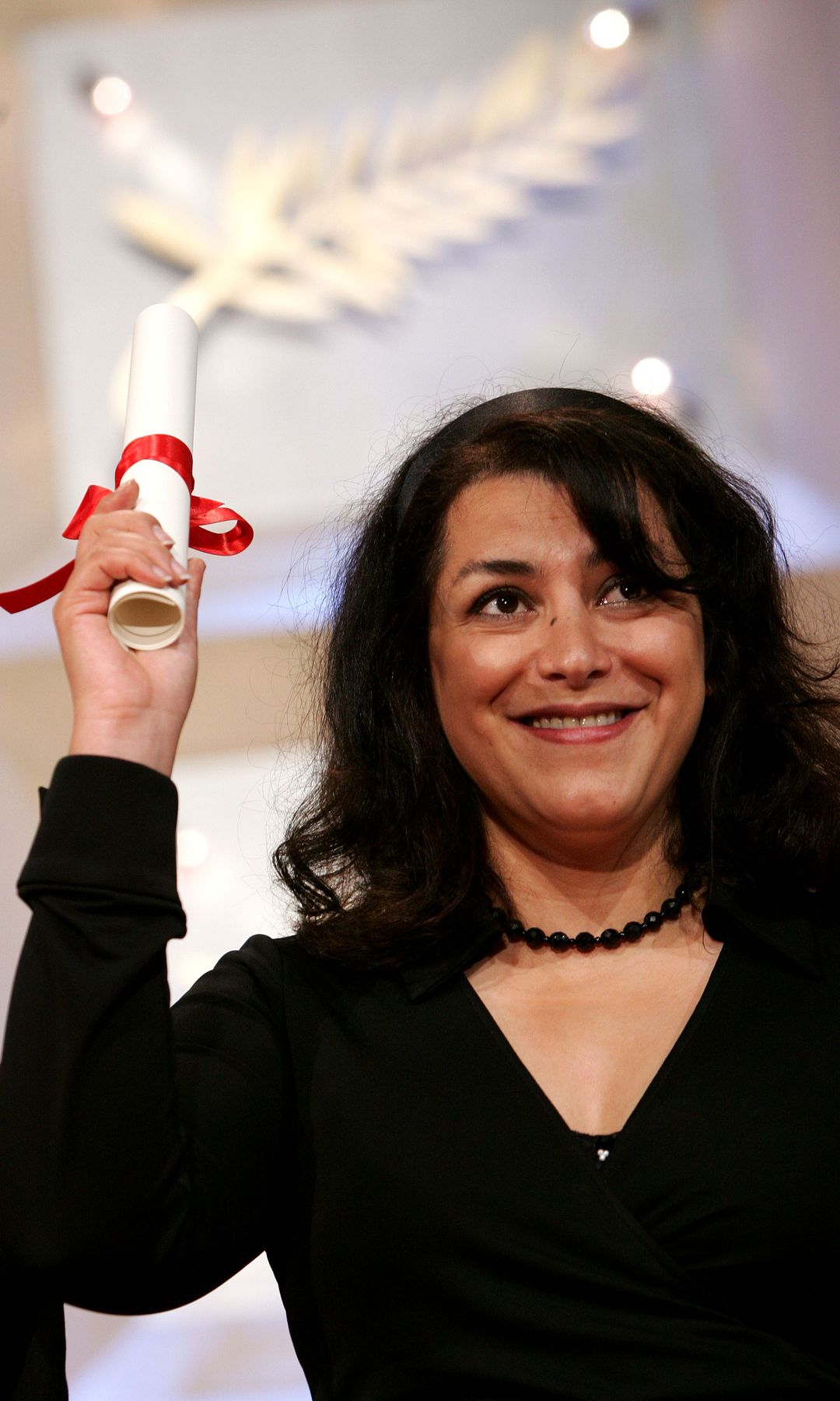 Directora de cine Marjane Satrapi con un diploma