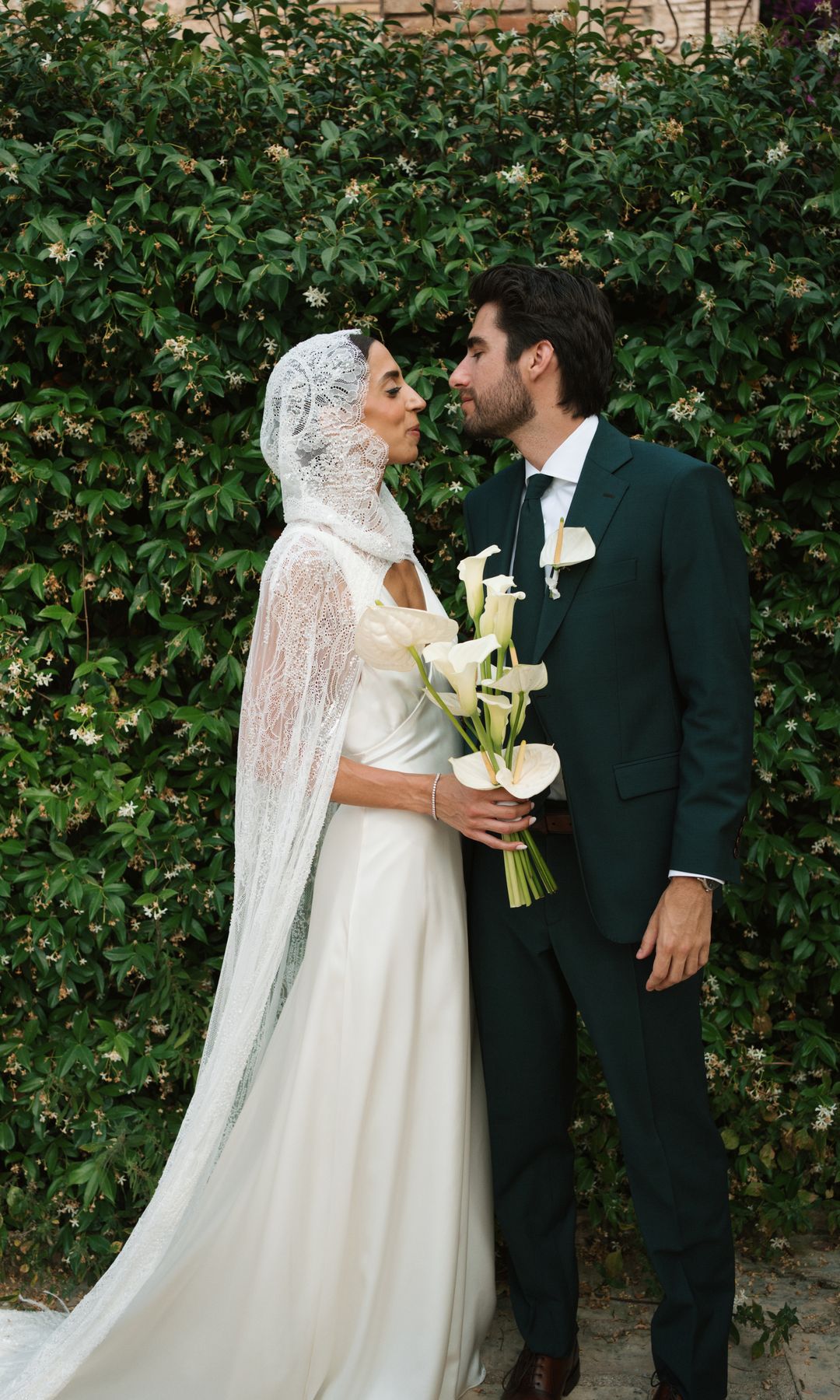 look de novia con capa de encaje y lentejuelas Lorena Panea