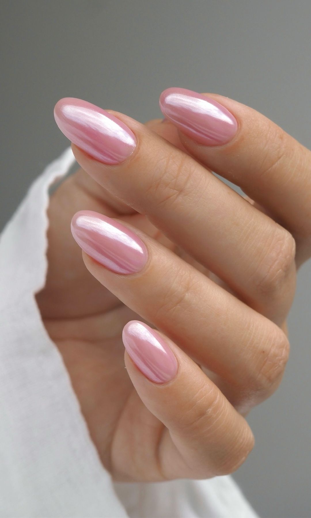 Manicura rosa pastel con brillo