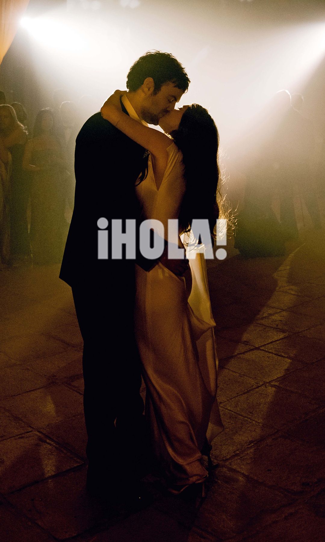 Stella continúa su baile nupcial con Alex Gruszynski, con quien se funde en un beso de película mientras continúa la interpretación de "Moonlight Serenade" por la orquesta sinfónica del Teatro del Soho. Sin duda, una escena de lo más romántica y de lo más cinematográfica