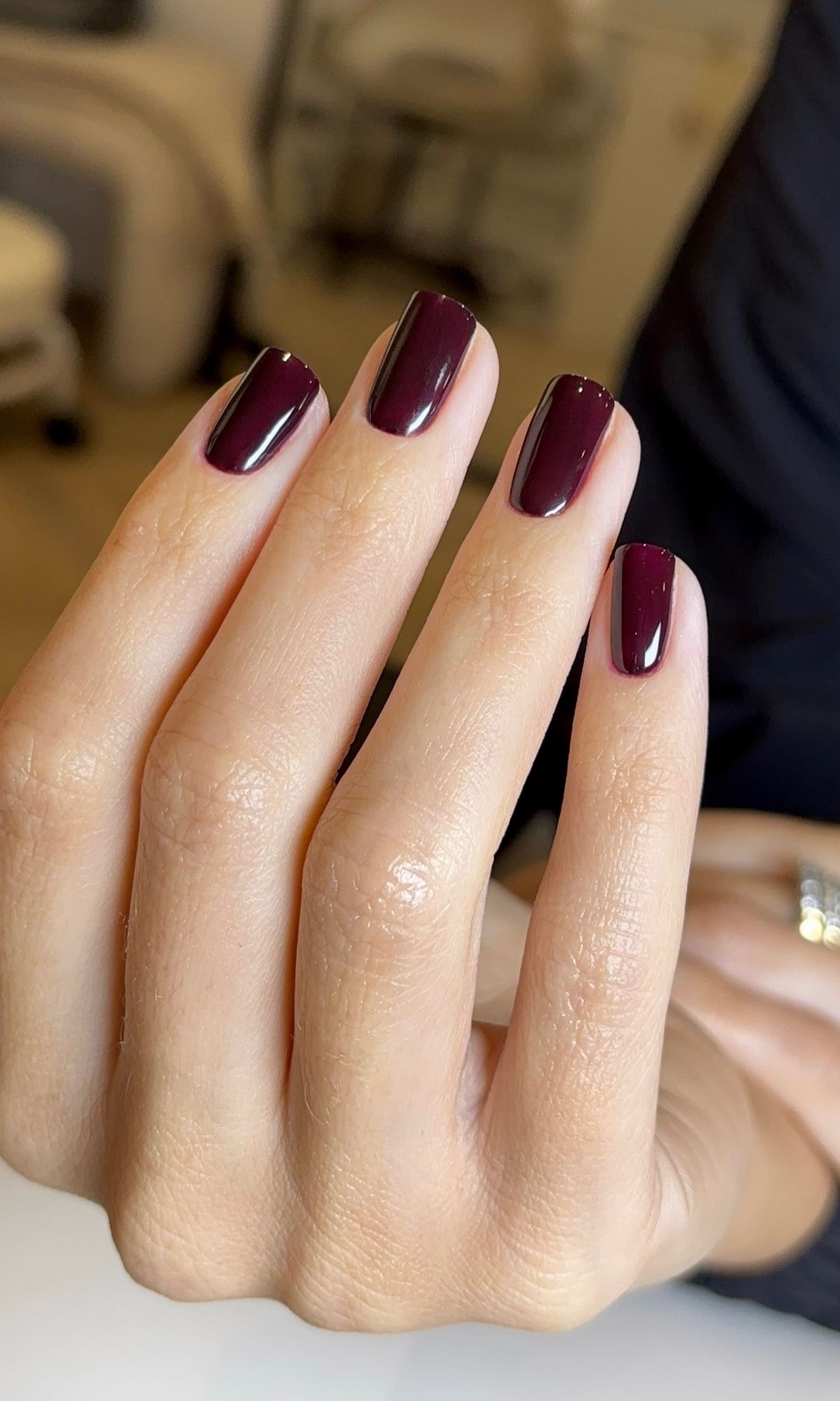 Manicura en color burdeos