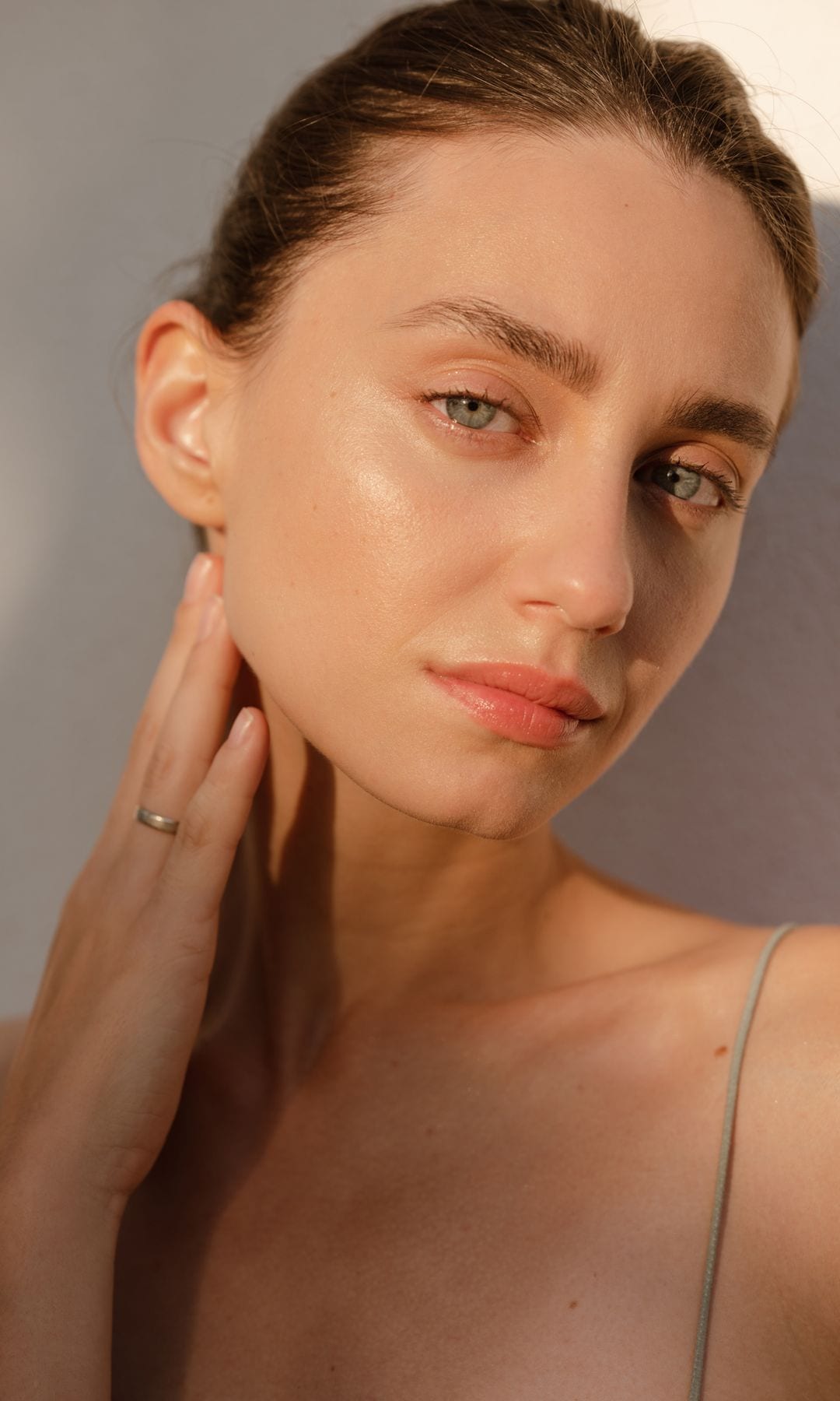 Mujer piel luminosa y labios peach