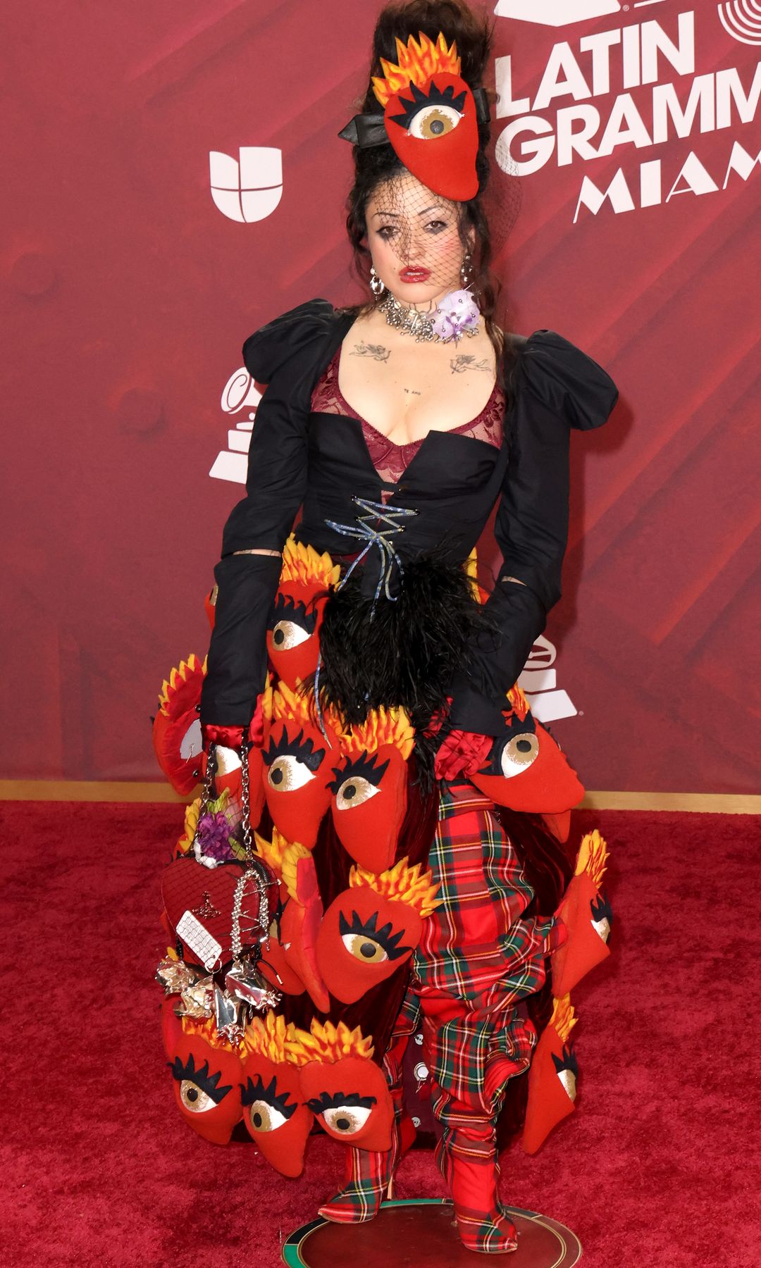 Plano entero de Mon Laferte en el photocall con traje en 3D