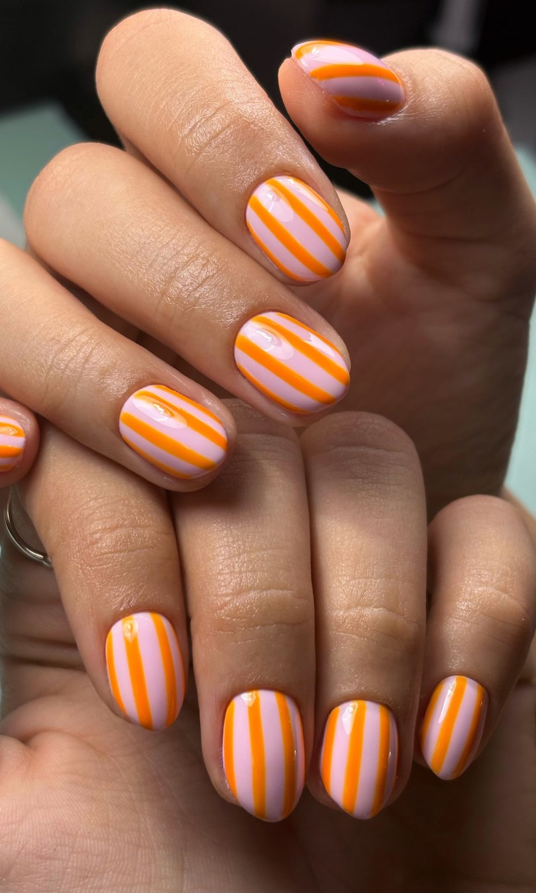 Manicura de rayas naranja