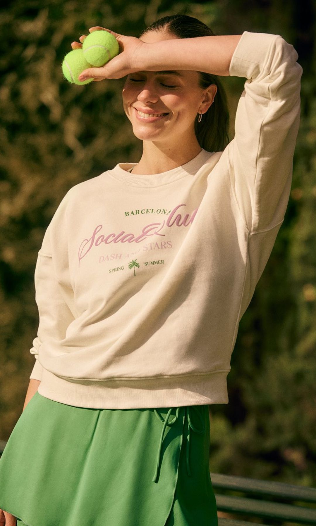 Una chica en un partido de tenis como entrenamiento