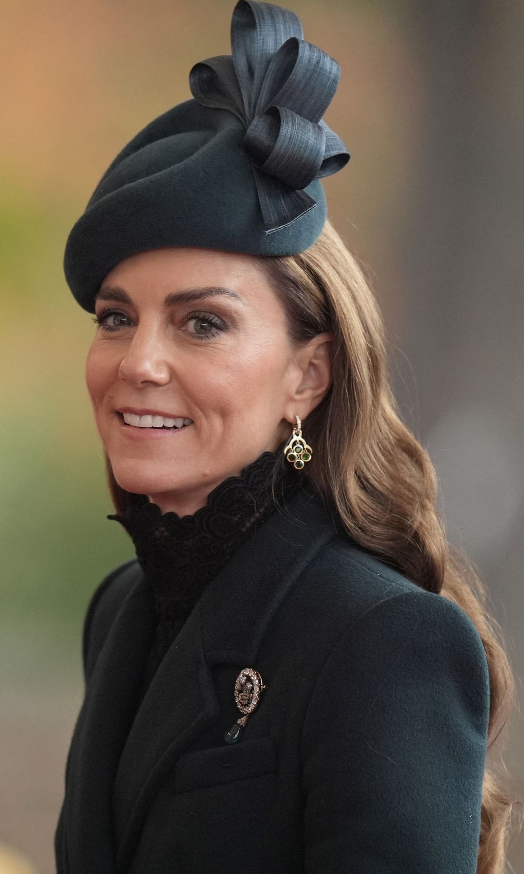 Kate Middleton hace caso a su colorimetría en Windsor con un elegante look verde botella: abrigo entallado, encaje y tocado con volumen