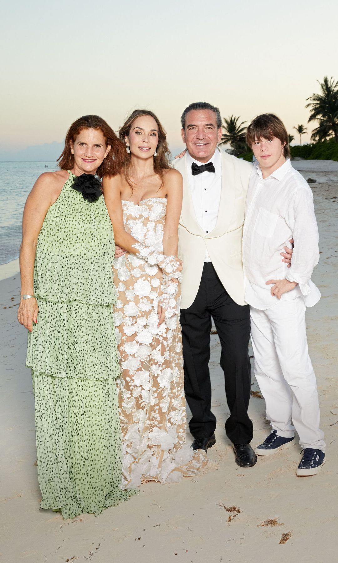 Samantha Vallejo-Nágera y su hijo Roscón con Gigi Sarasola y Sara Zaldívar