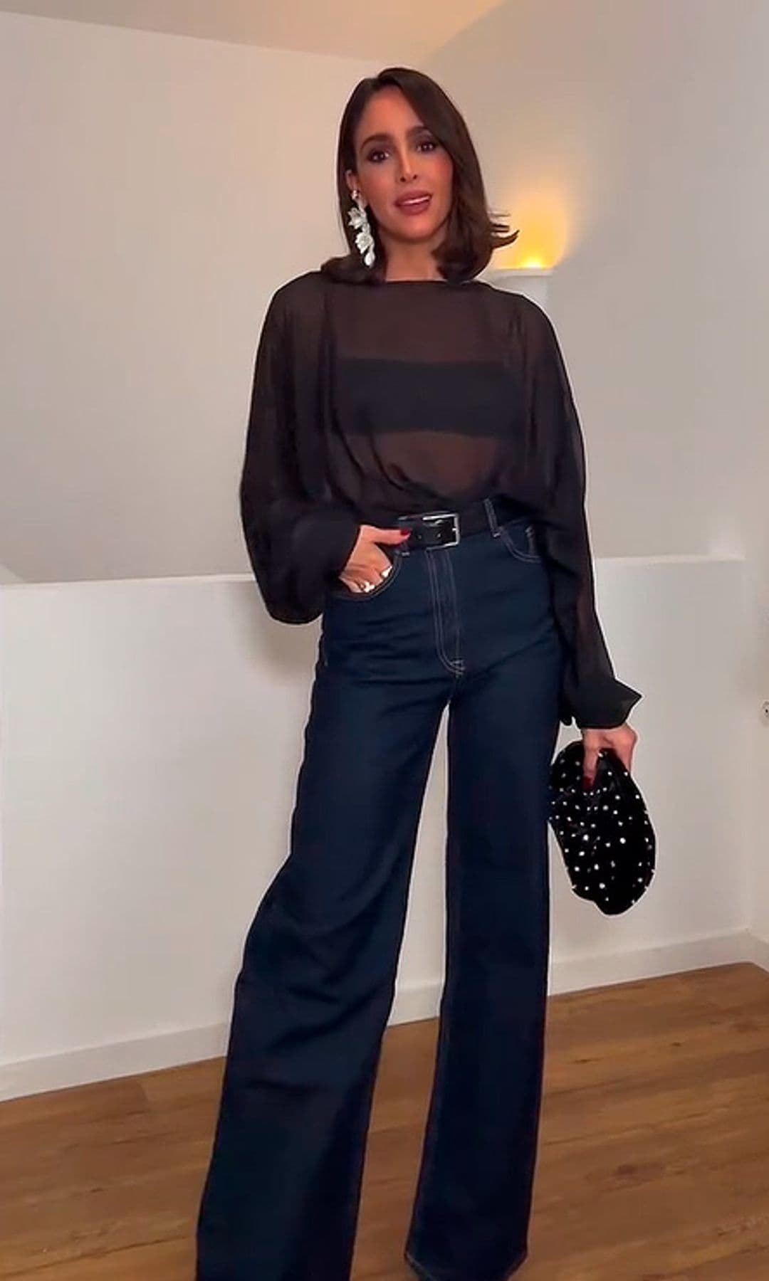 Con vaqueros mom fit (29,95 euros)