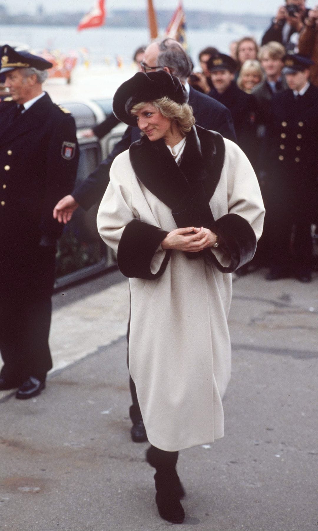 ¡HOLA! Fashion 5 looks de Diana de Gales en Navidad que demuestran que era una adelantada a su tiempo