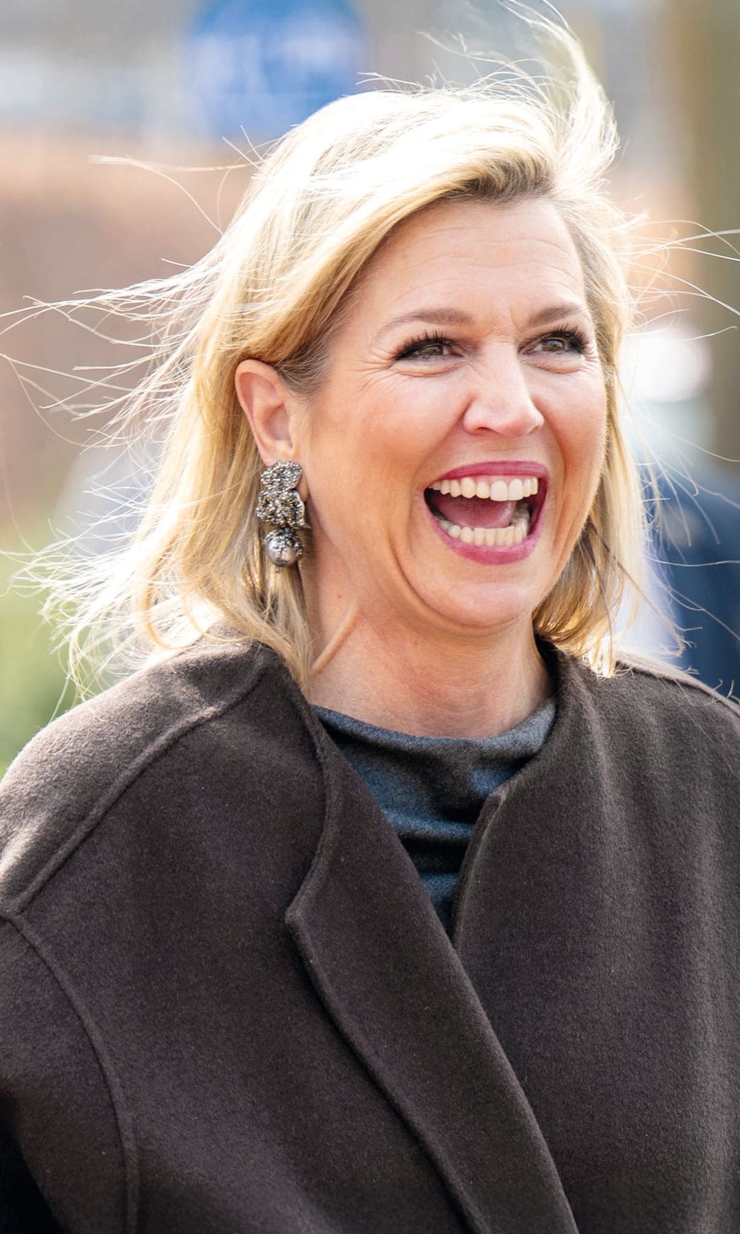 Maxima de Holanda riéndose