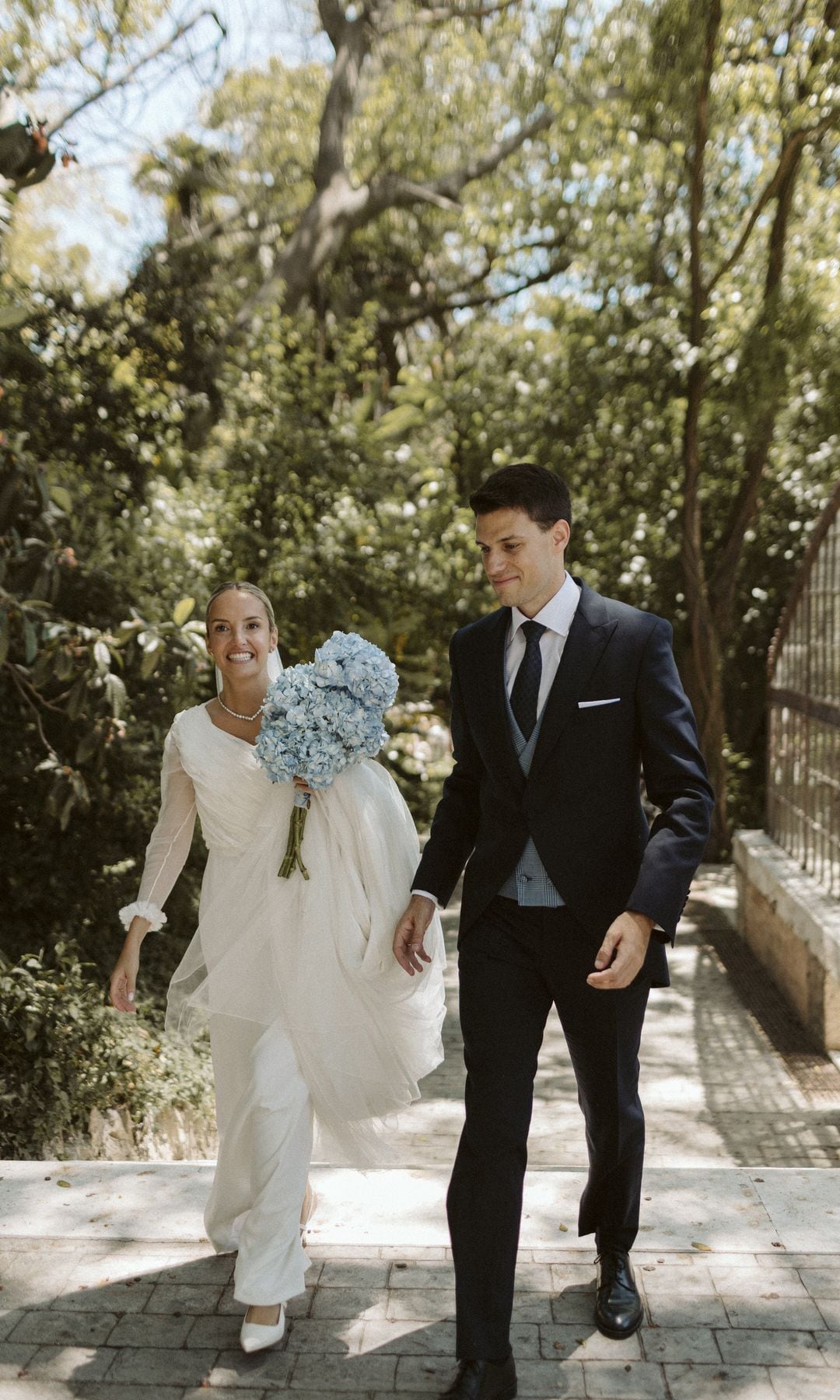 Boda en Málaga con look de novia de Lecumberri y ramo azul