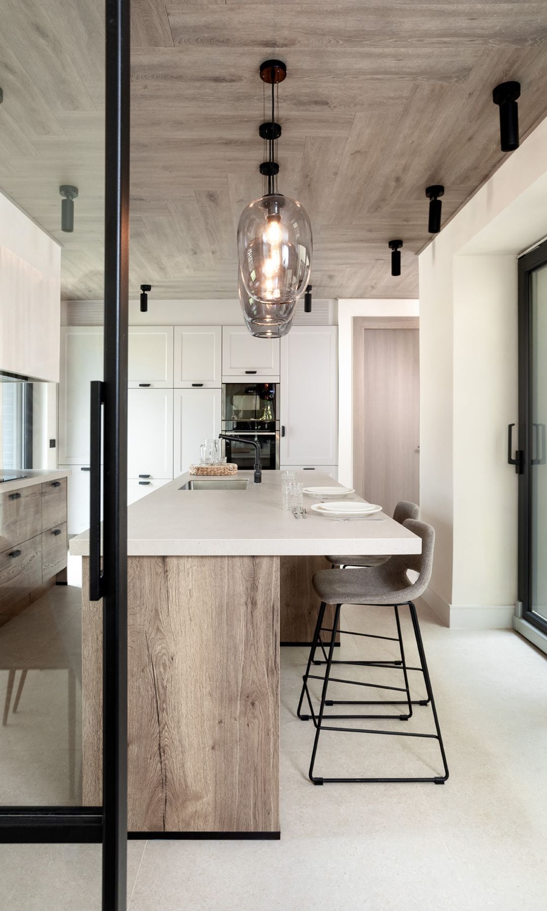 Cocina con techo de madera