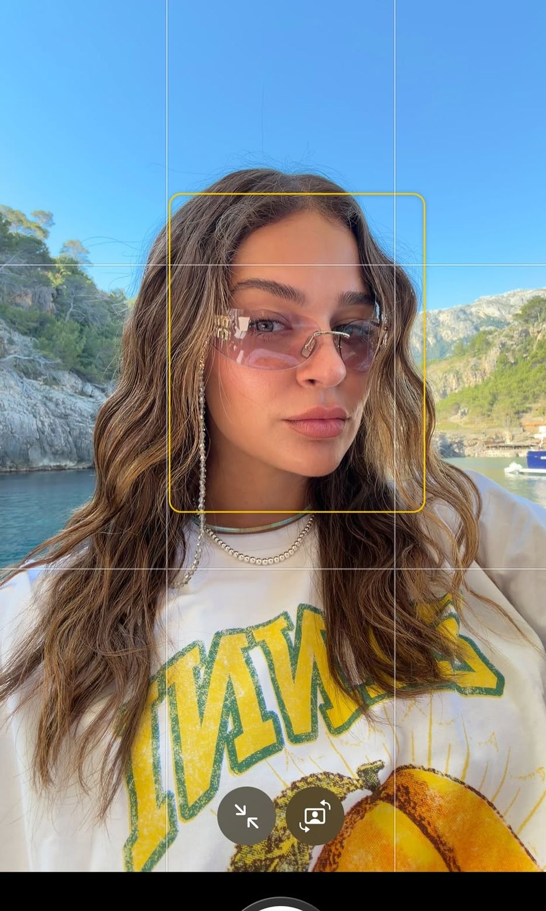 Laura Escanes con el pelo ondulado