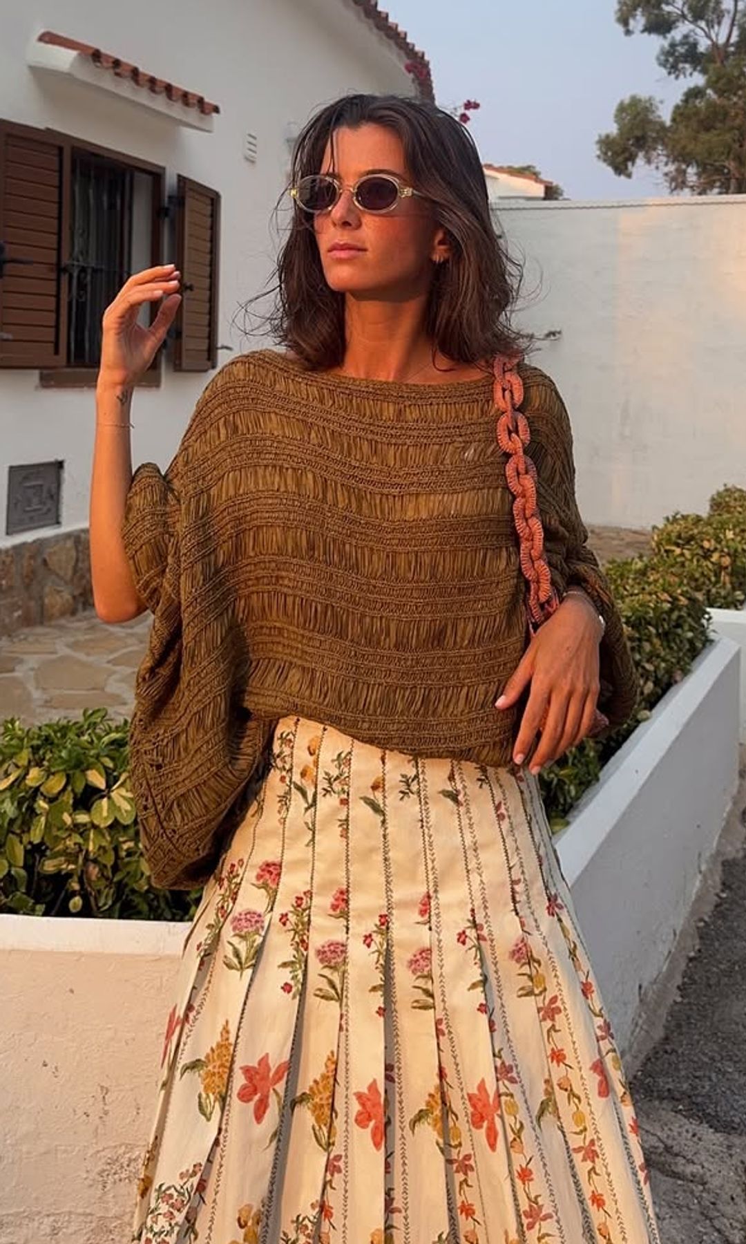 Una única falda de flores de Zara para crear tres looks que te salvarán el verano