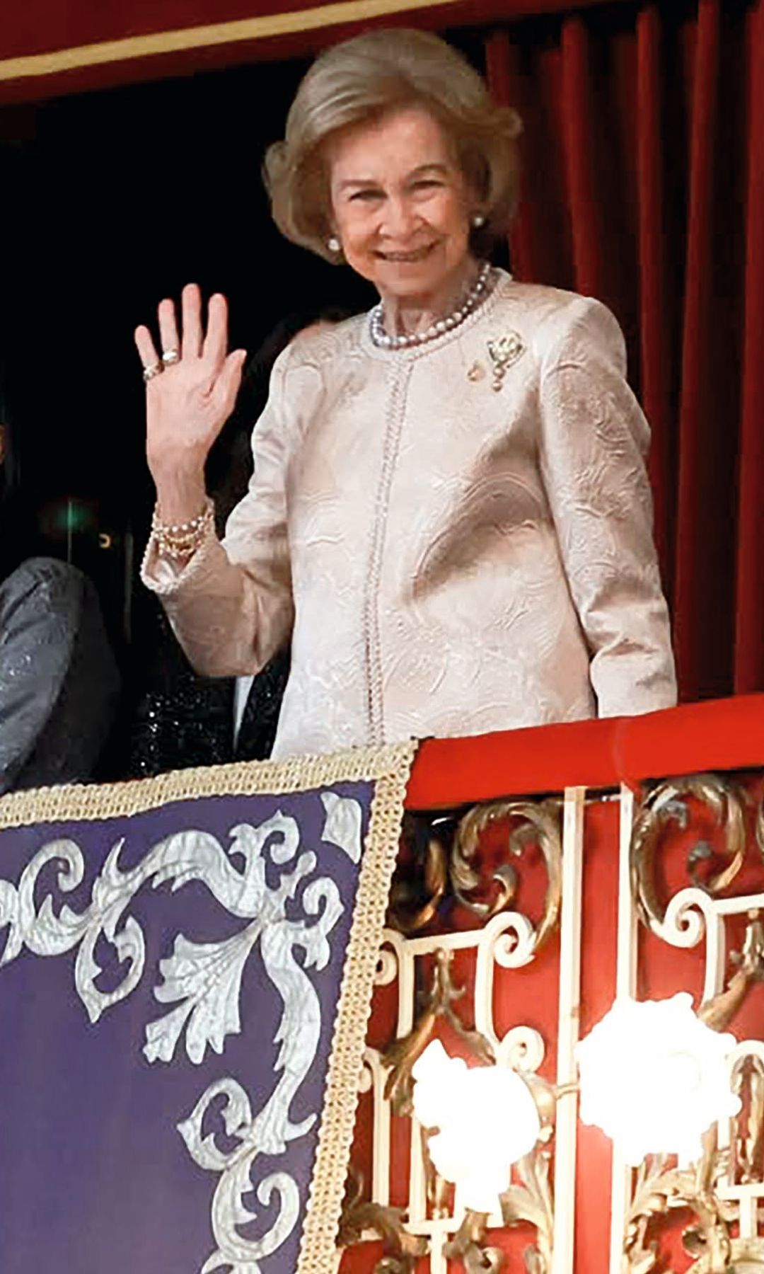 La Reina Sofía recibiendo la ovación de los 1.300 invitados que asistieron a la ceremonia