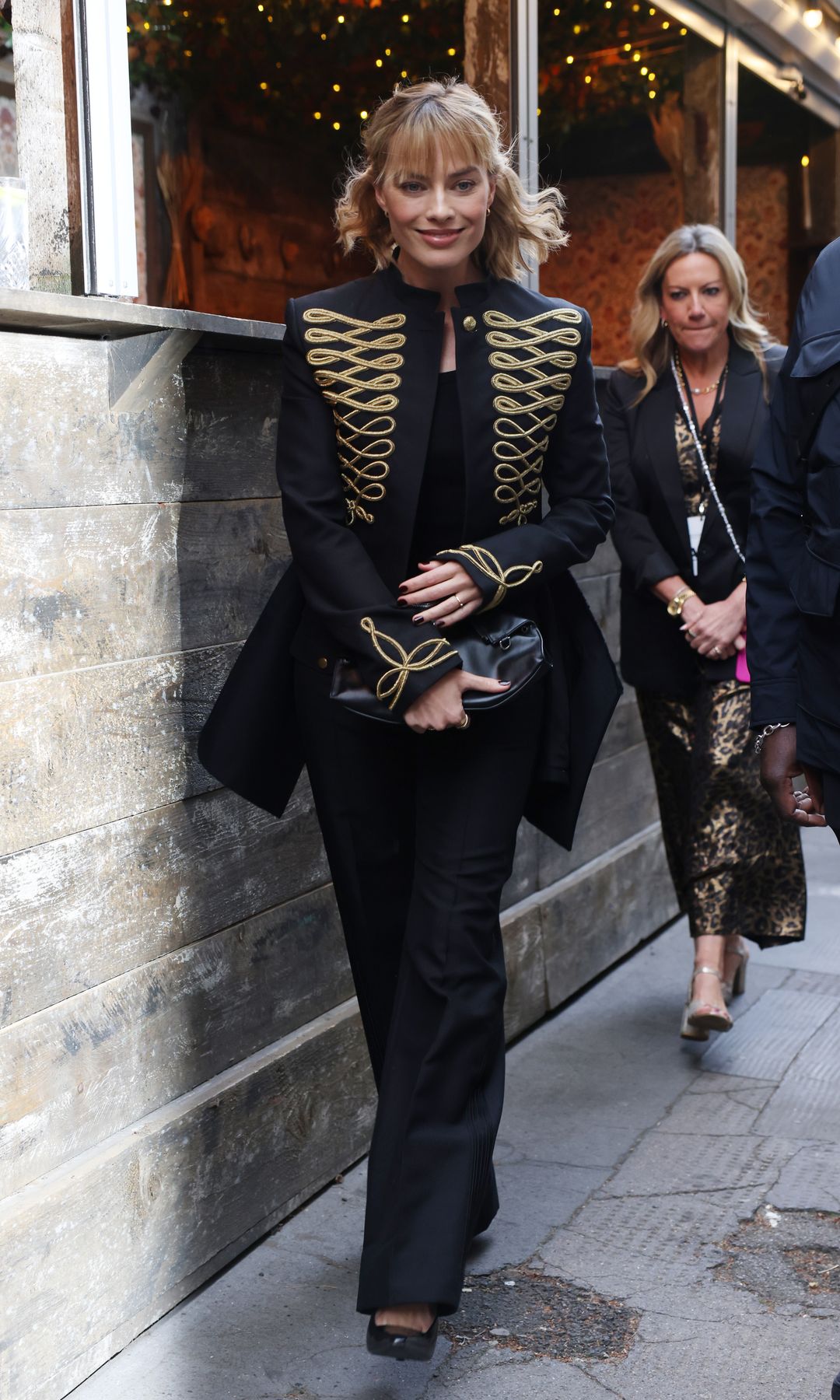 Margot eligió un look que iba en sintonía con el tema de la obra.