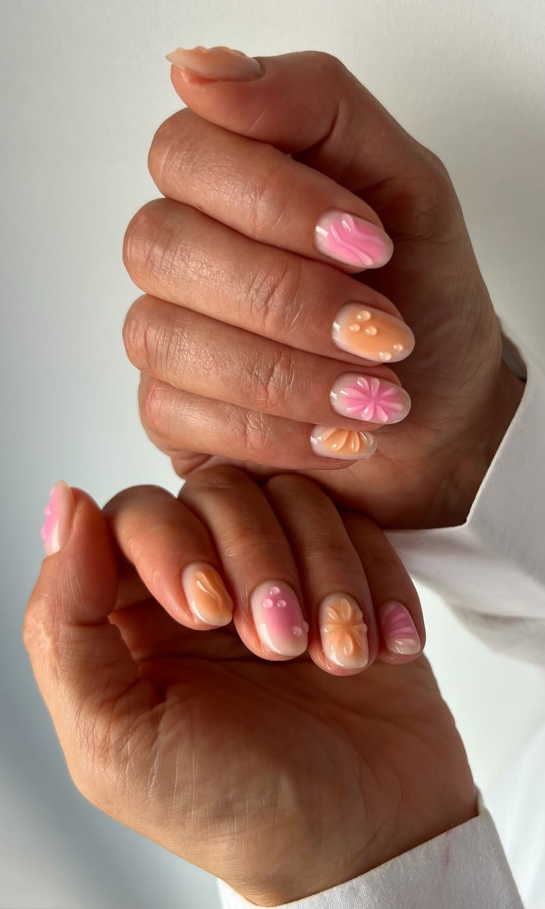 Manicura atardecer con detalles en relieve