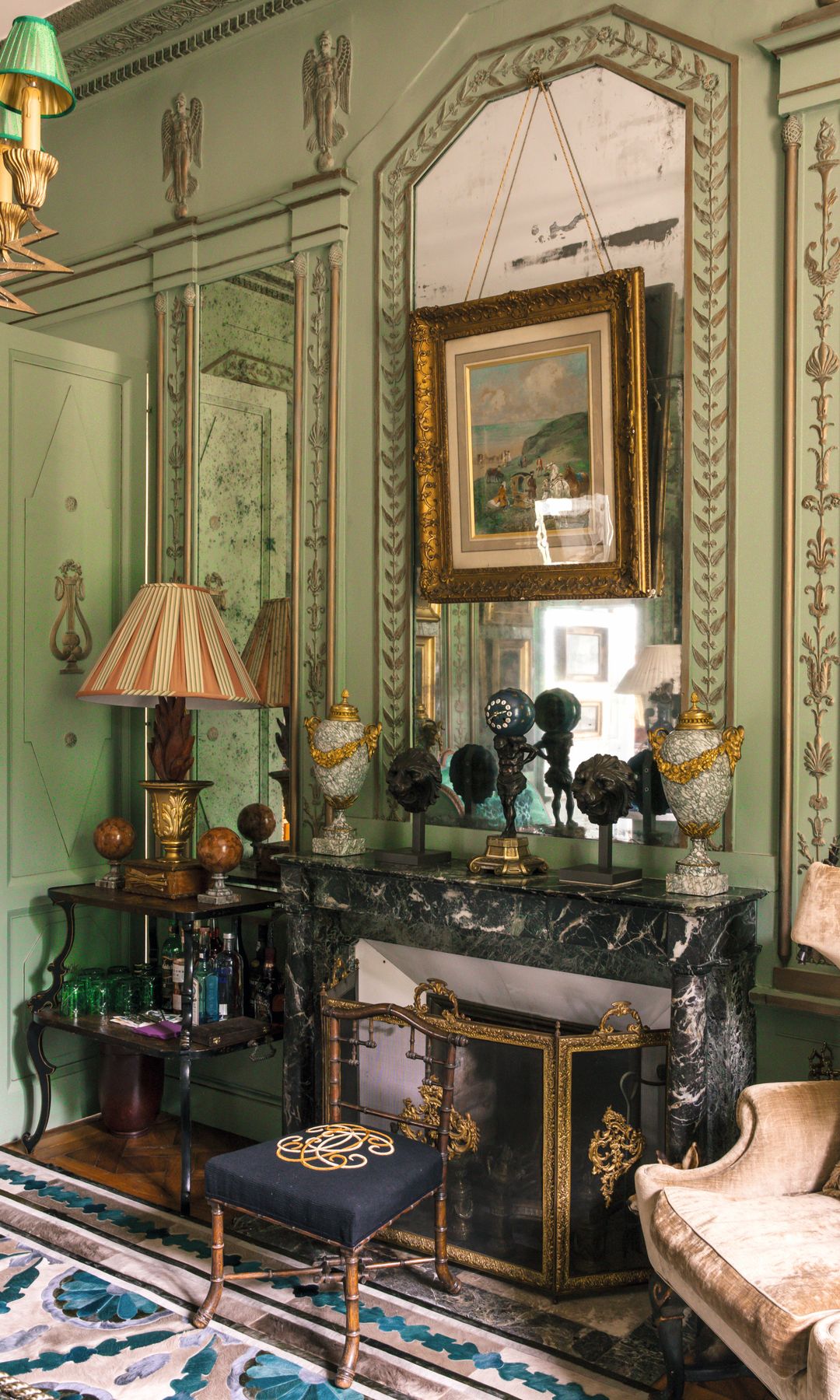 Sal en tonos verdosos con chimenea, espejos, y mobiliario lujoso