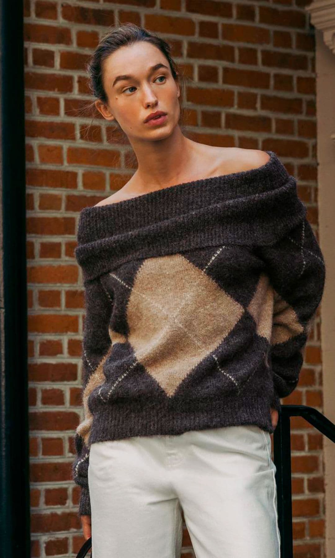 Cómo llevar un jersey de rombos 'off shoulder' de lunes a domingo y vestir bien toda la semana