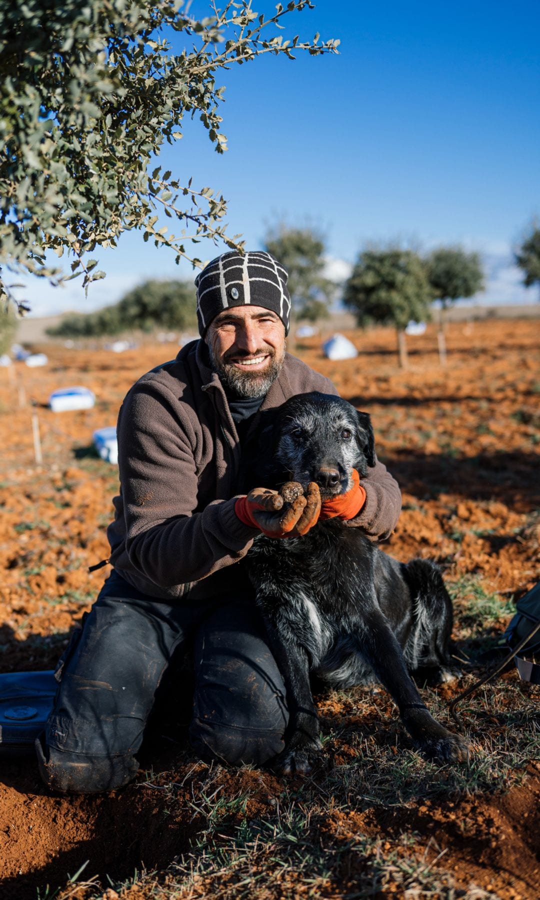 El truficultor Jorge Regaño con Brus