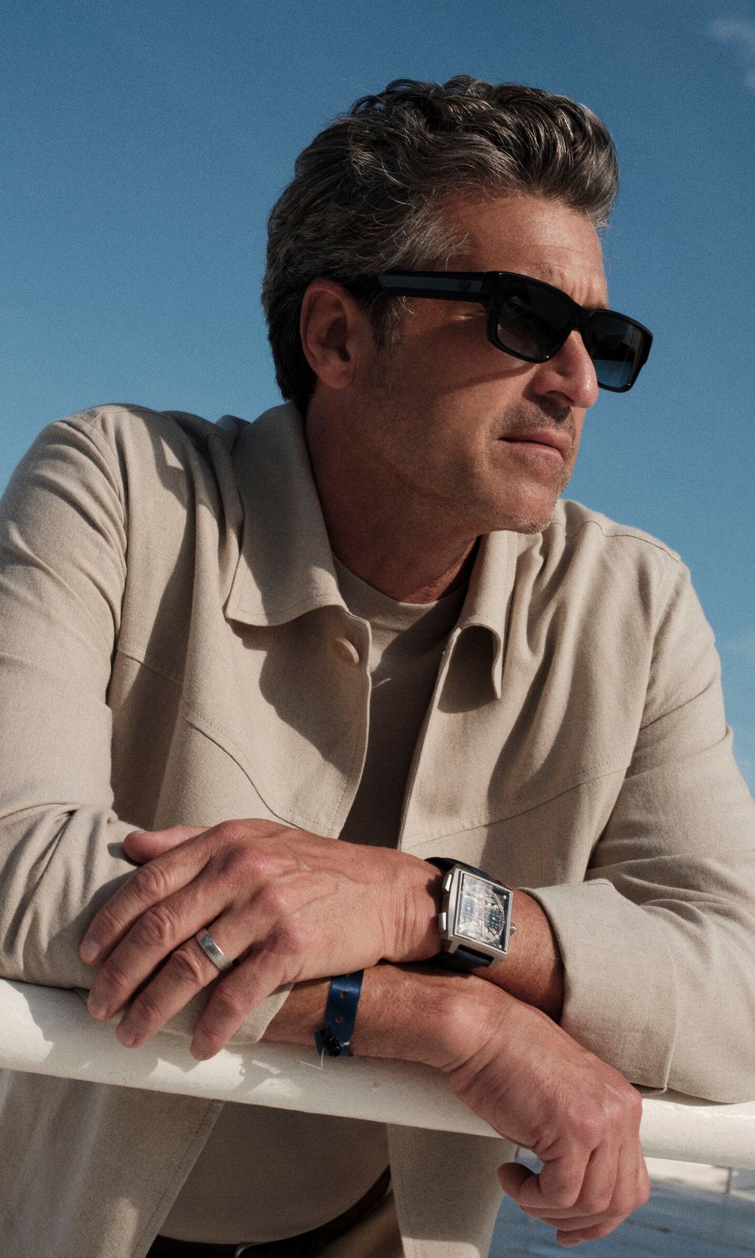 Patrick Dempsey, el actor, posa con gafas de TAG Heuer Eyewear
