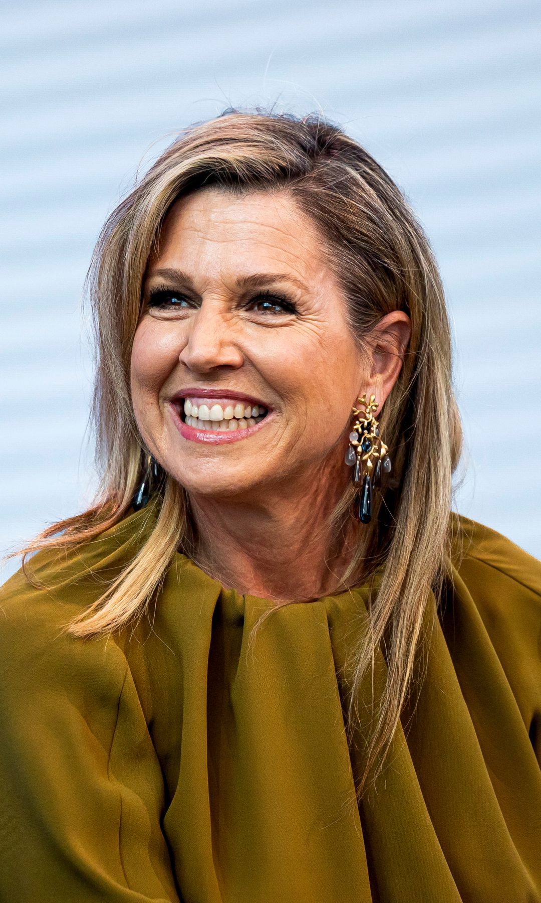Máxima de Holanda con pendientes Gipsy de Ole Lynggaard 