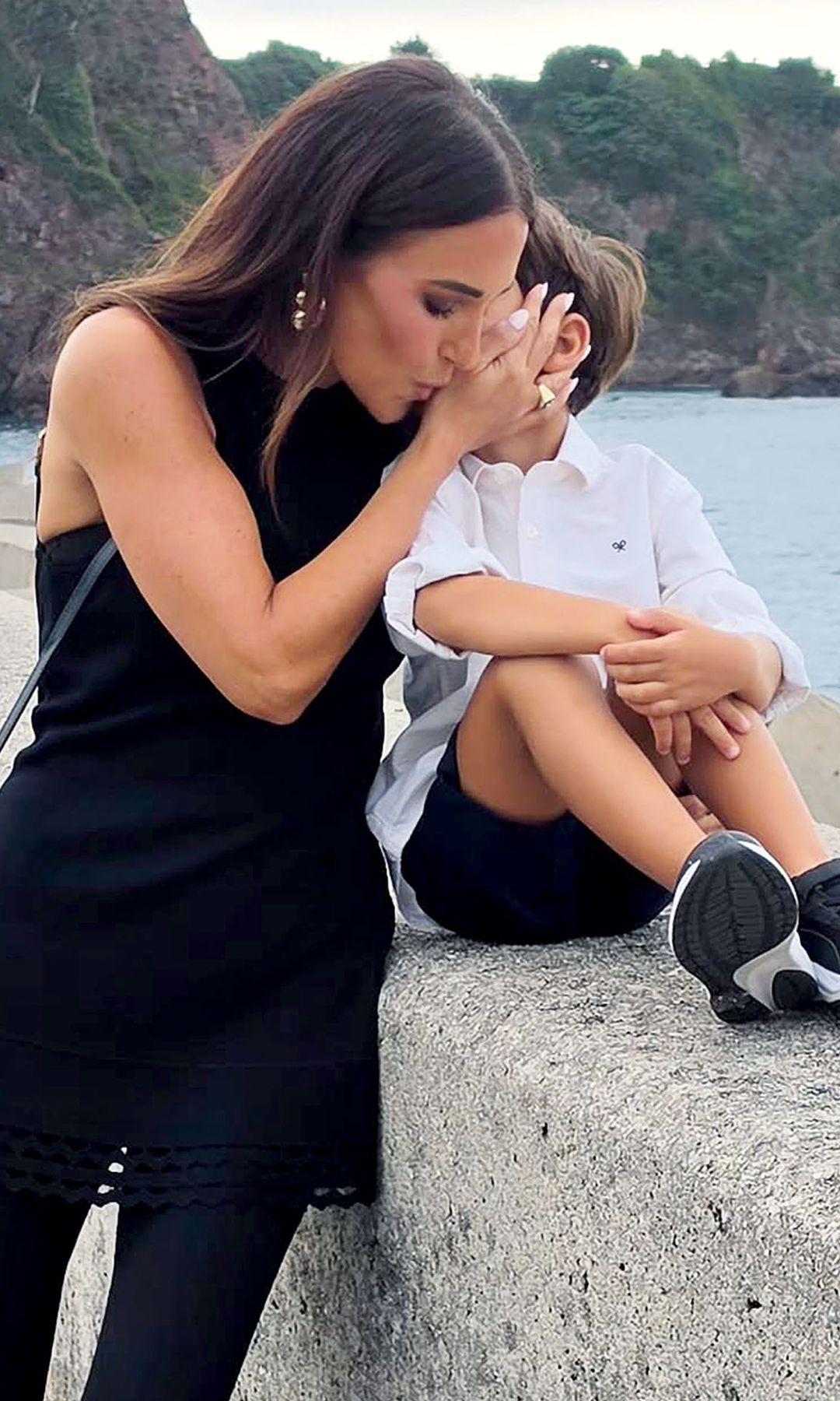 Un retrato de Paula dando cariño a su hijo