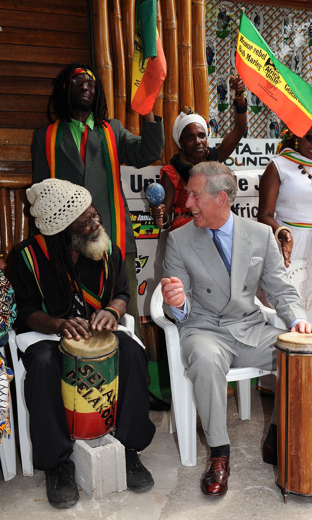 Carlos III, entonces príncipe de Gales, con uno de los músicos de Bob Marley en la que fuera la casa del músico en Kingston, Jamaica, en el año 2008