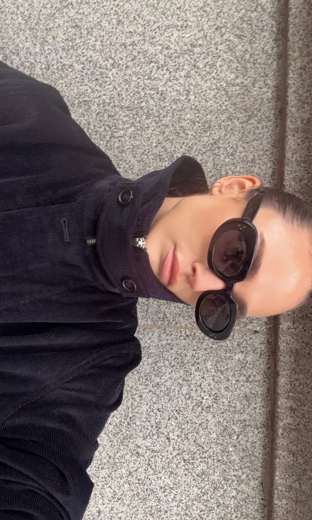 Azul y negro sí van juntos: así los combina Rochi Laffón 