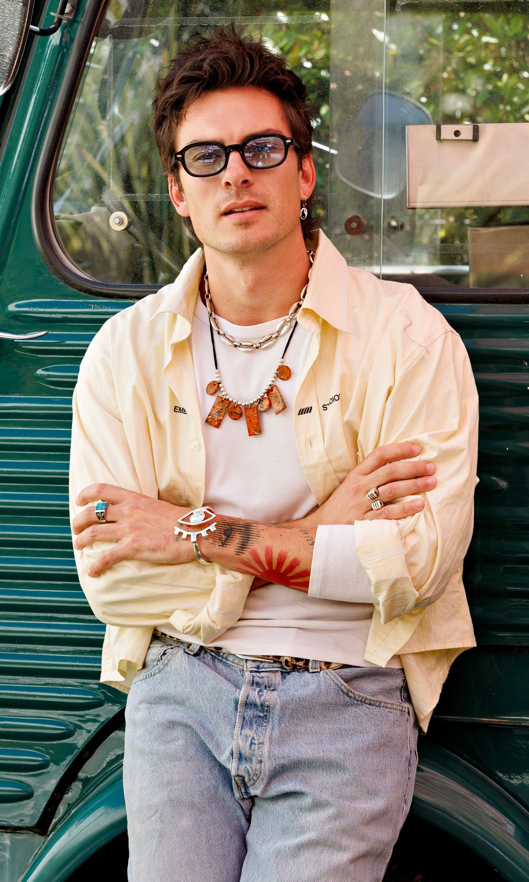 Andrés Koi posando en una sesión editorial para HOLA