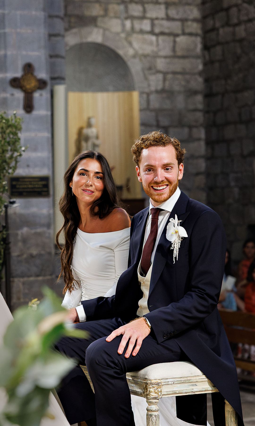 Natalia y Guillermo posan ante el altar de la iglesia de Sant Genís.