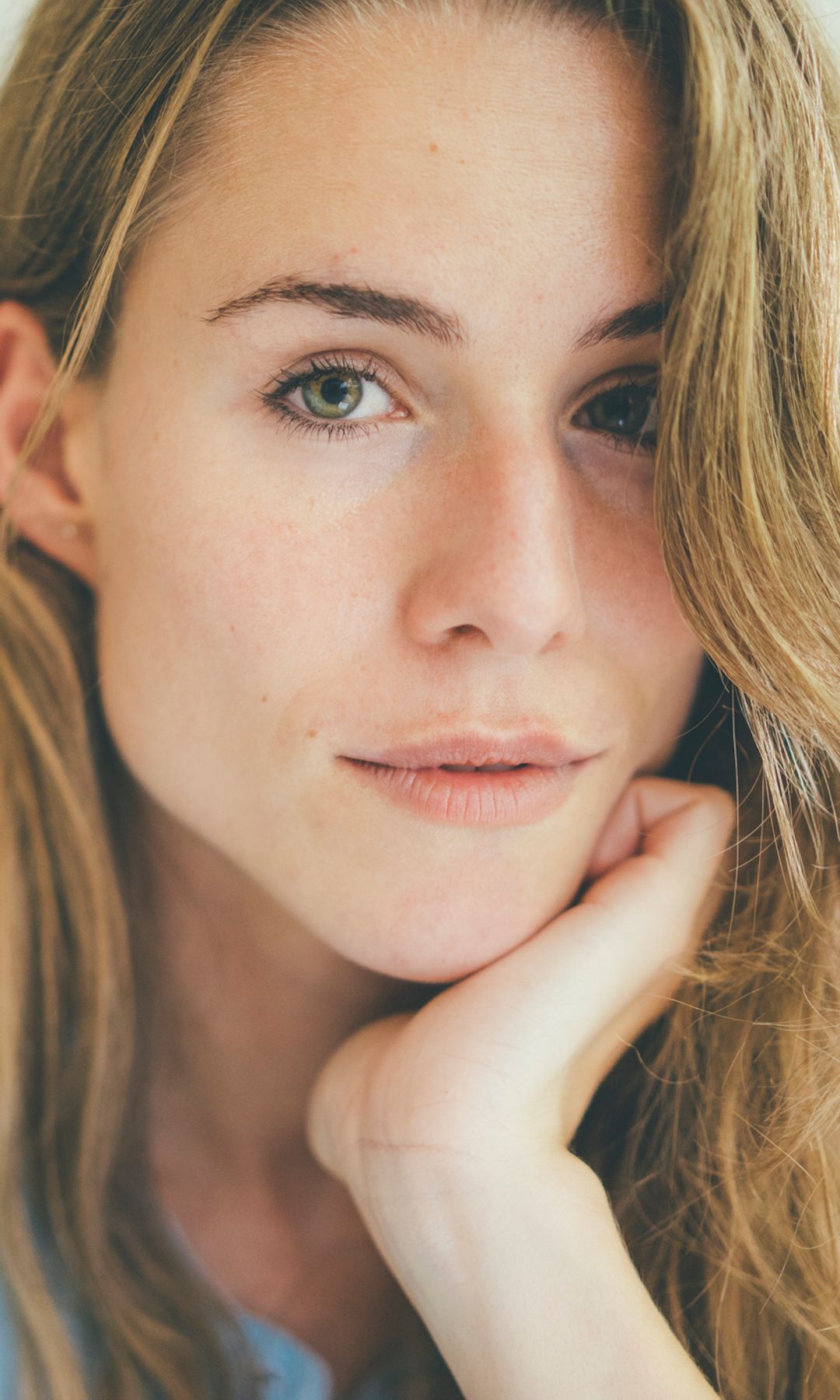 Retrato de una mujer tímida y vergonzosa