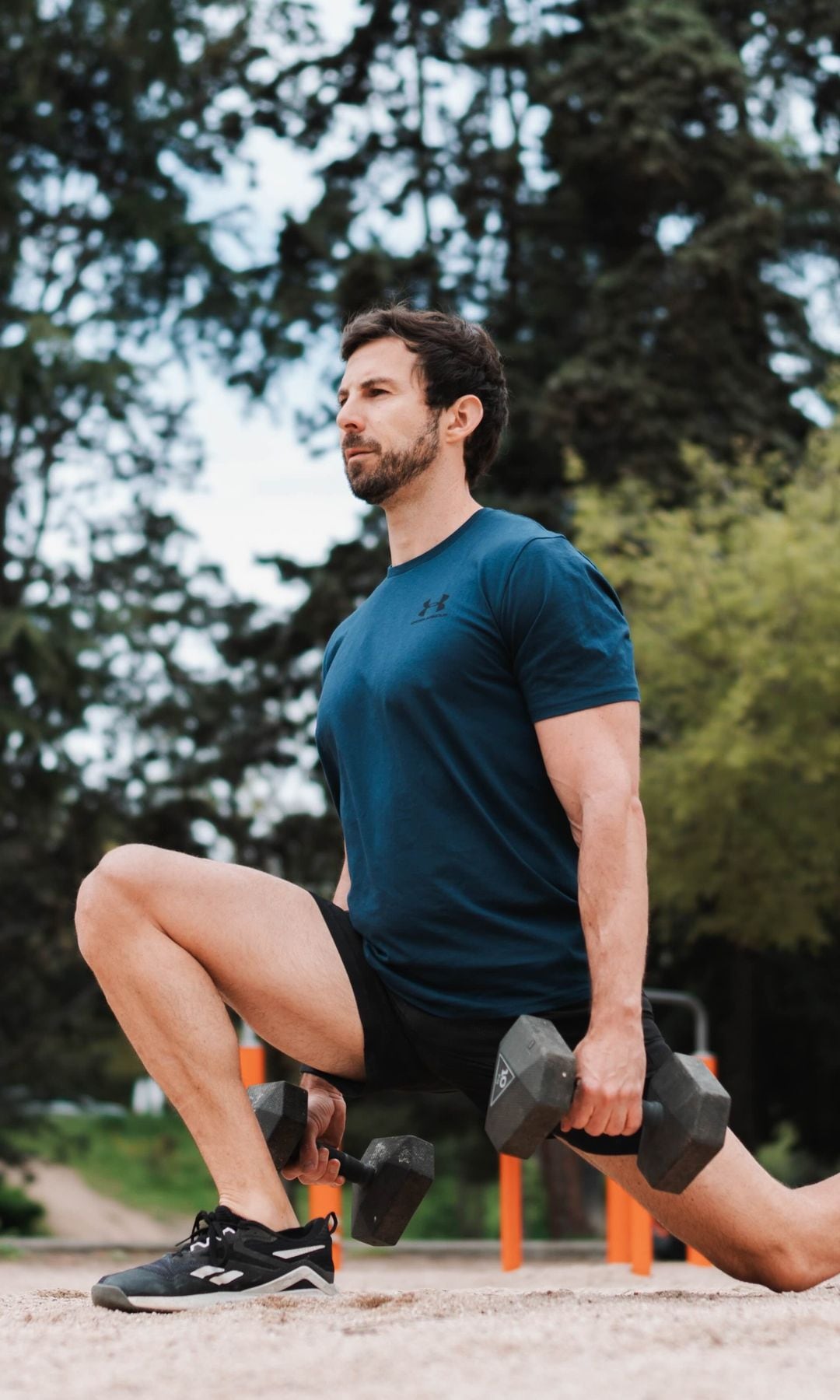 Gonzalo Ruiz Utrilla haciendo una zancada con pesas en el parque
