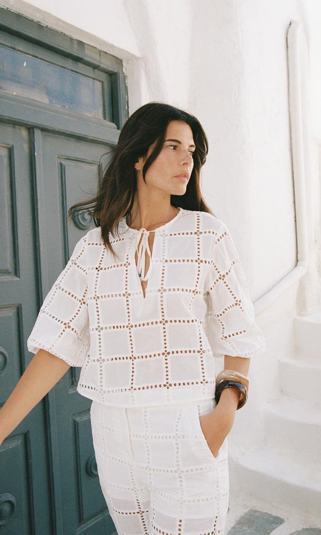 blusa con bordados perforados