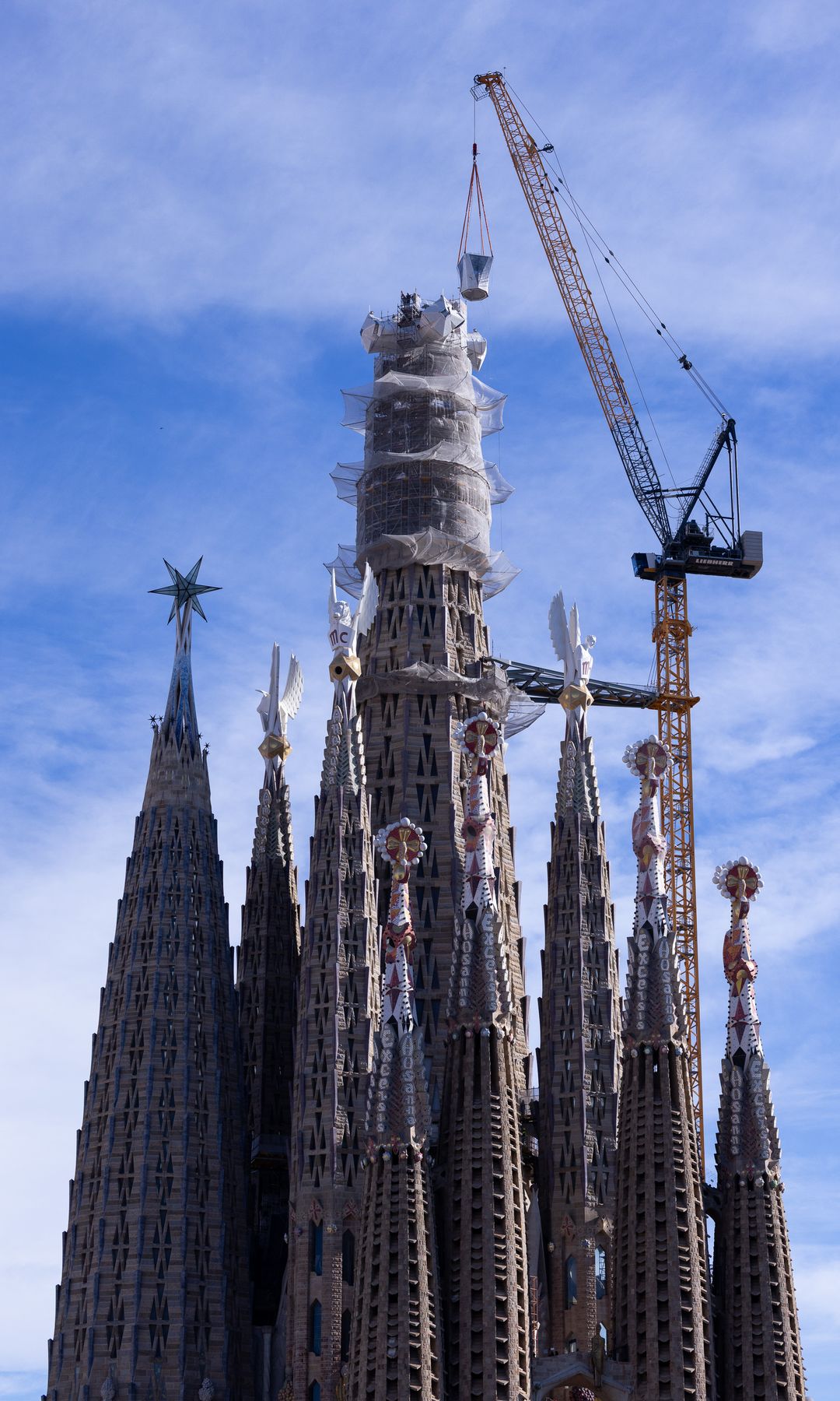 Coronación de la torre de Jesús, de la Sagrada Familia, lo que convierte a la basílica de Barcelona en la iglesia más alta del mundo, con 172.5 metros