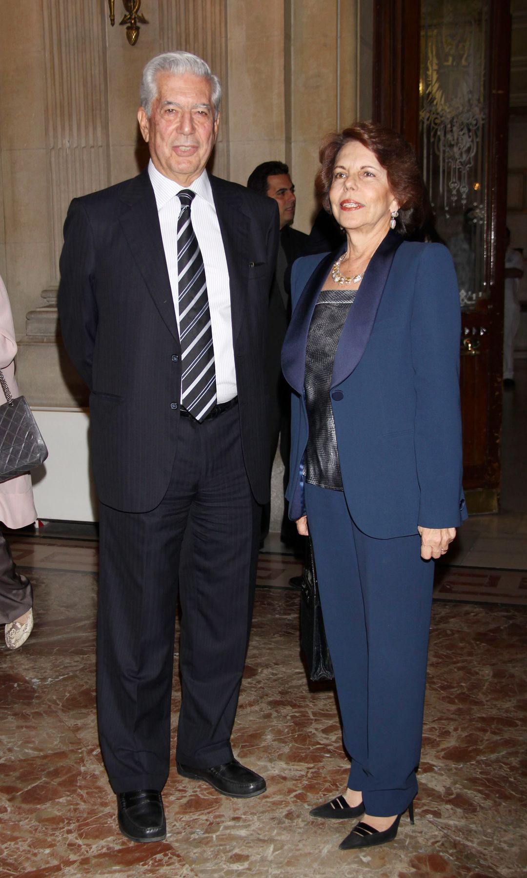 Mario Vargas Llosa y Patricia Llosa en los 'Paquiro Bullfighting Awards 2011' en mayo de 2011 en Madrid, España
