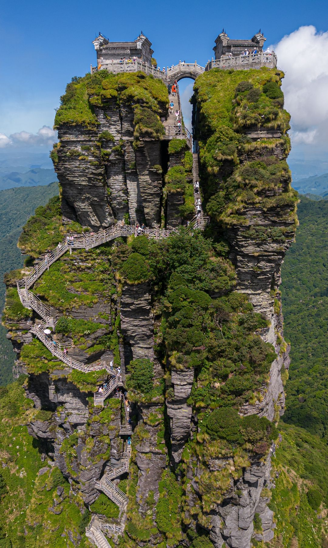 Los dos pequeños templos budistas del monte Fanjing están unidos por un puente de piedra., CHINA