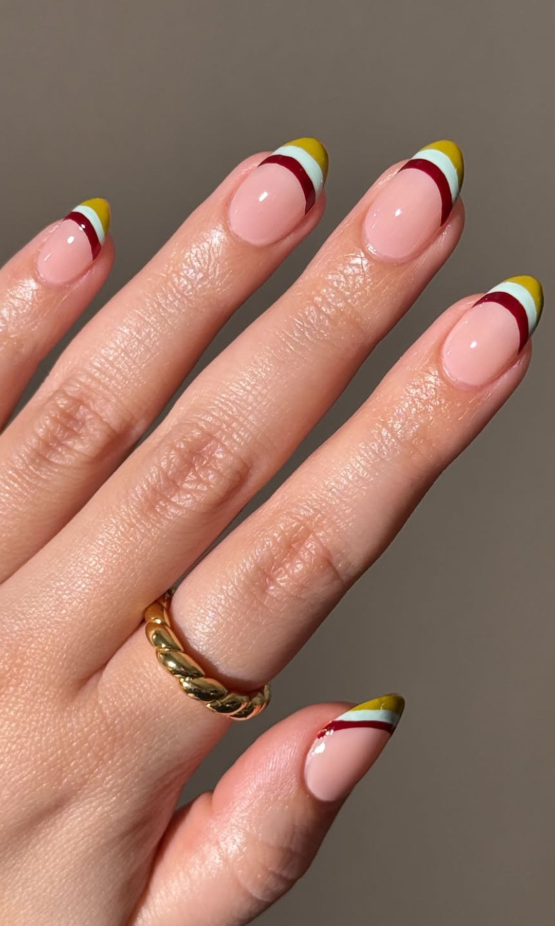 Manicura francesa de rayas con tres colores diferentes