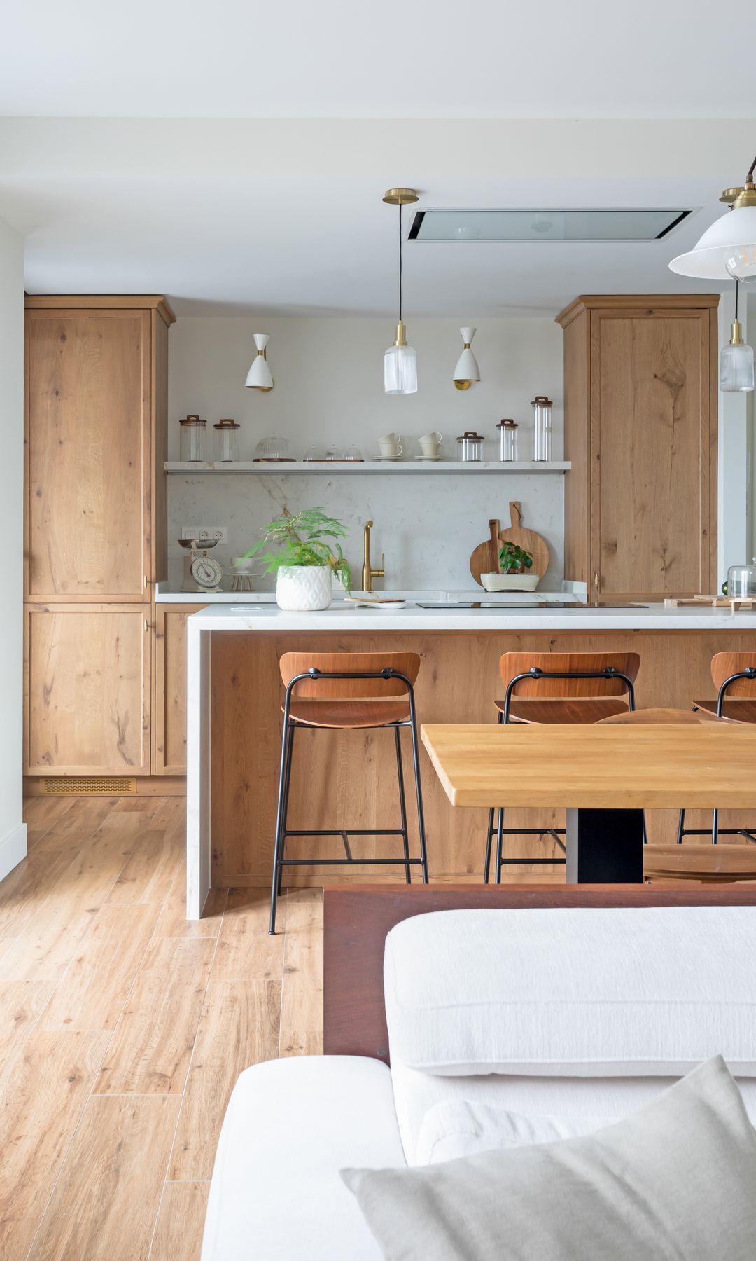 Cocina con estante entre muebles en columna, de Montse Morales