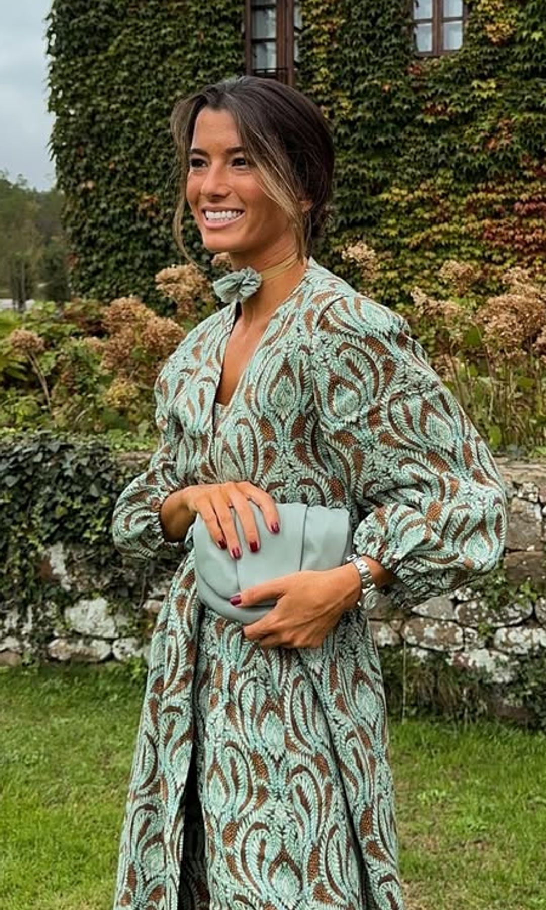 María Hernandez con conjunto estampado y bolso Feli de Malababa