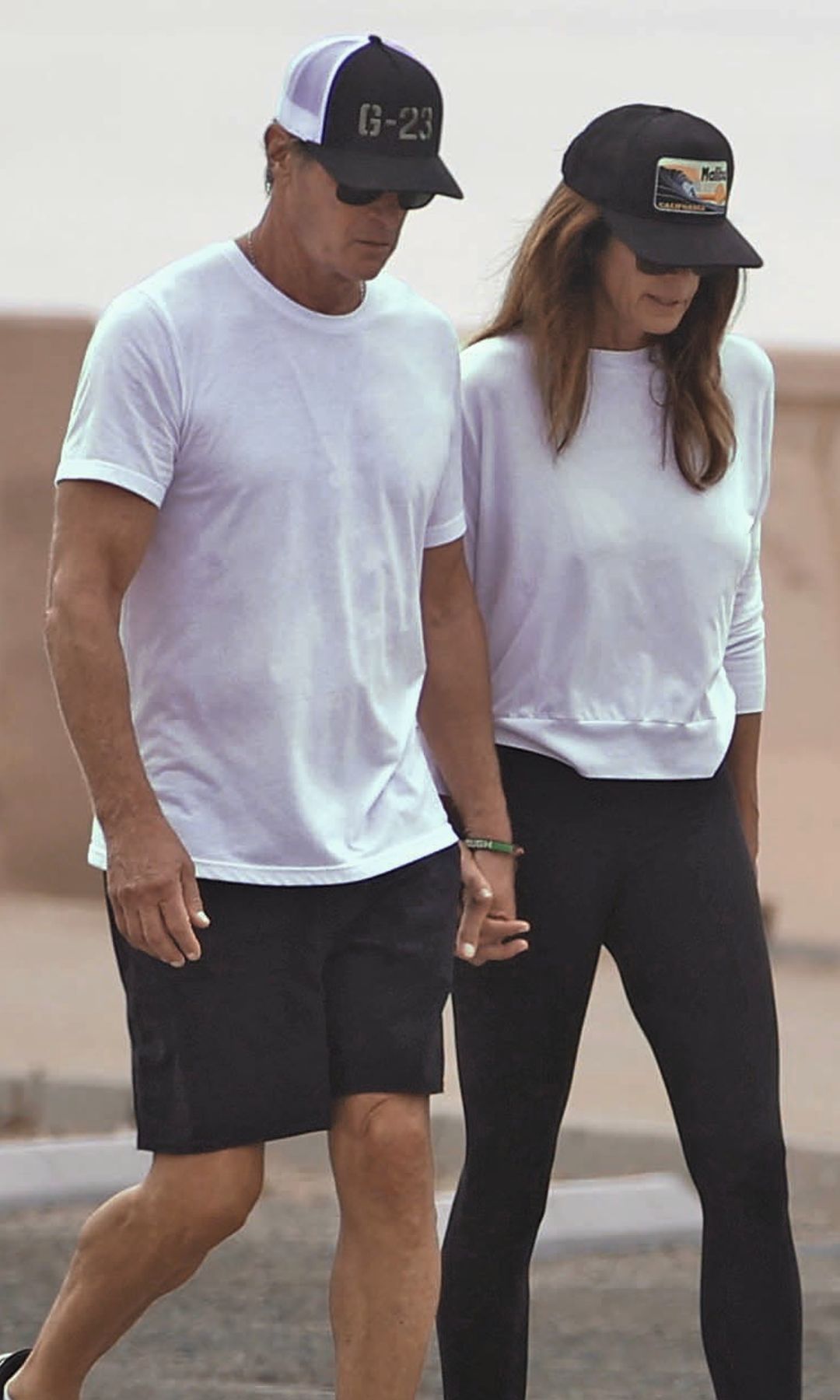 Cindy Crawford y el empresario Rande Gerber pasean de la mano por Zuma Beach, en Malibú (California), en su primera aparición pública tras la pérdida del mayor de sus dos hijos