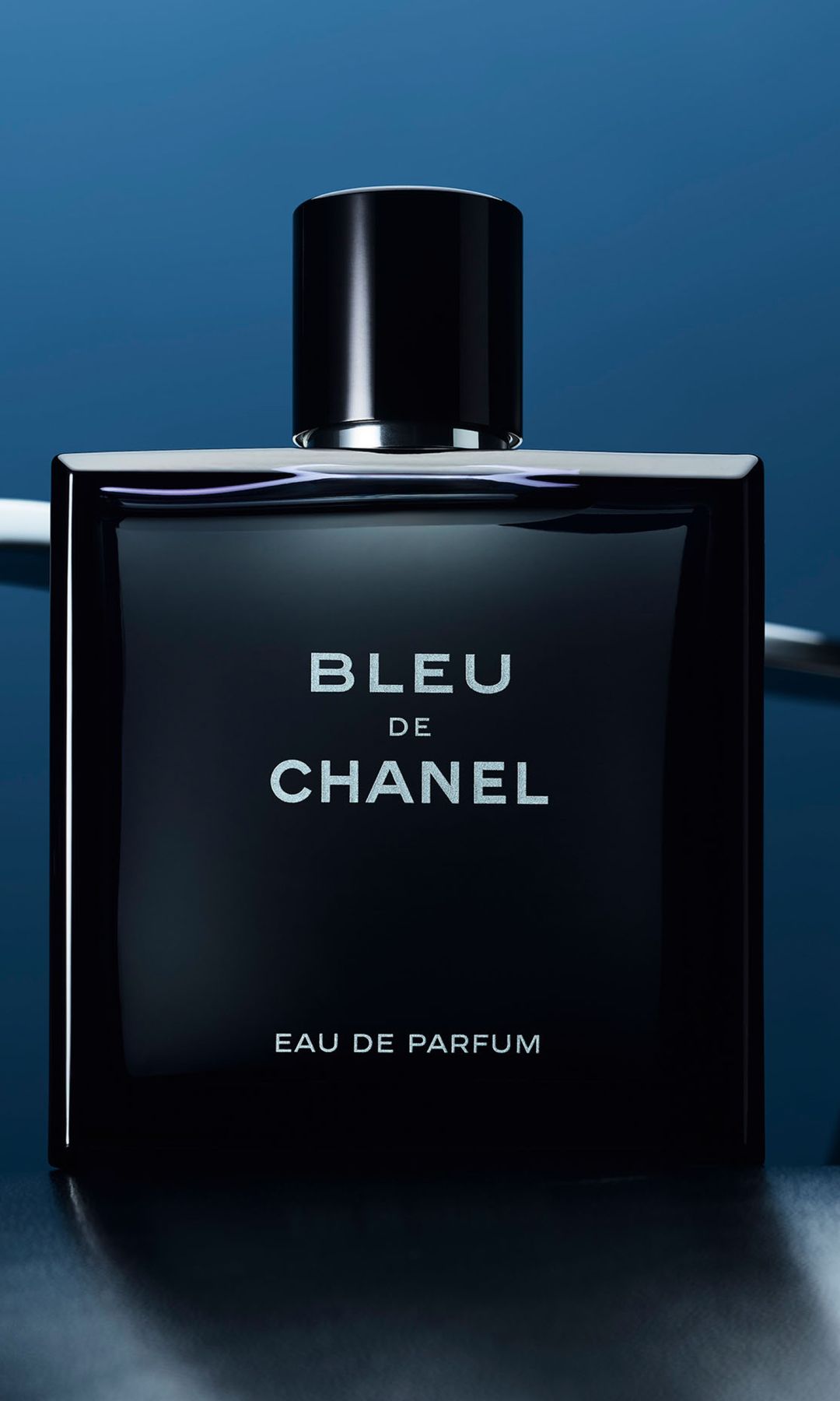 Bleu de Chanel presenta un aroma amaderado y sensual.