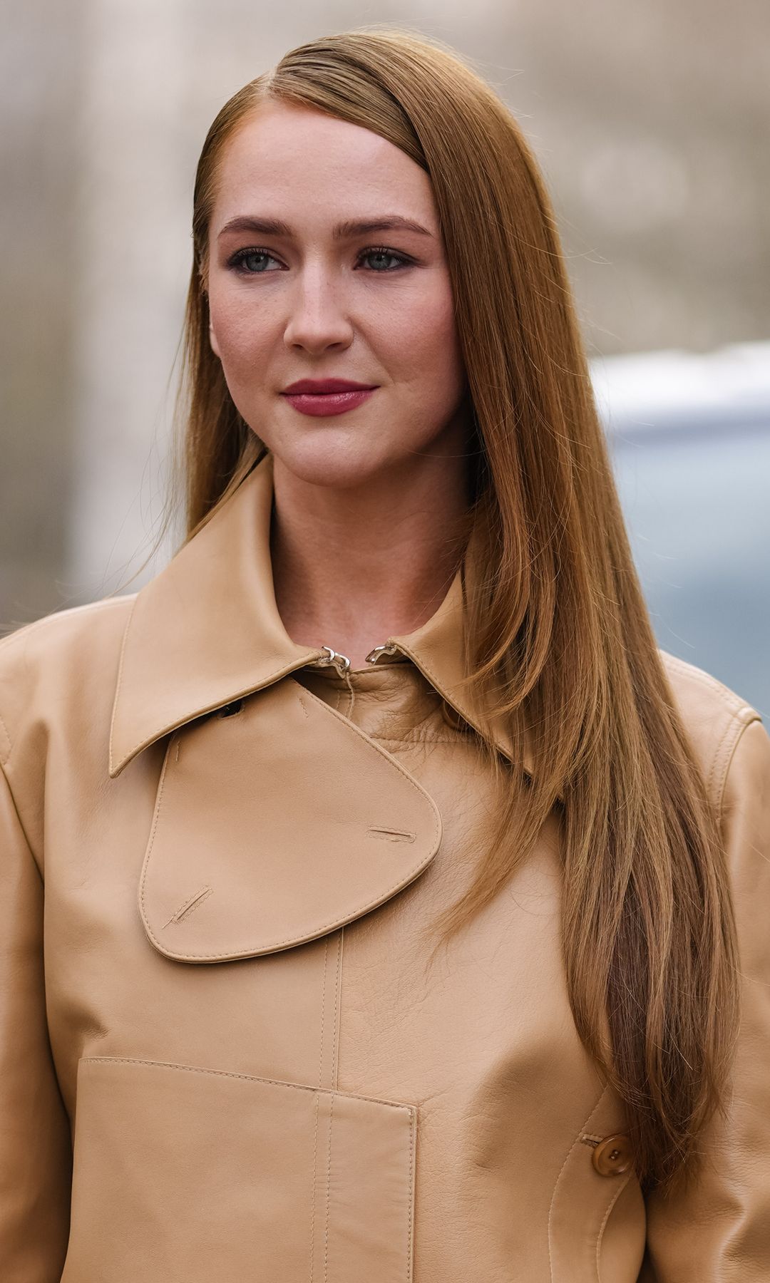  Mujer con pelo largo y cobrizo
