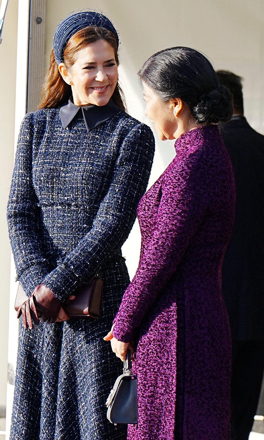 Mary de Dinamarca, máxima elegancia con diadema y un vestido azul de 'tweed' que estrenó en Estonia para recibir al presidente de Vietnam