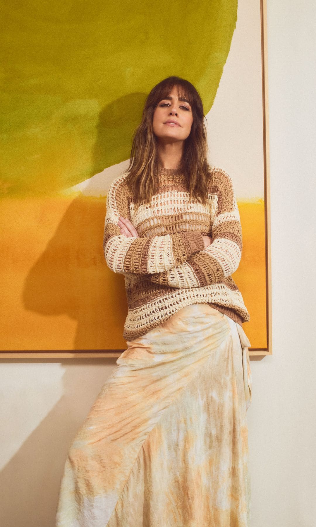 Isabel Jiménez y posando delante del cuadro