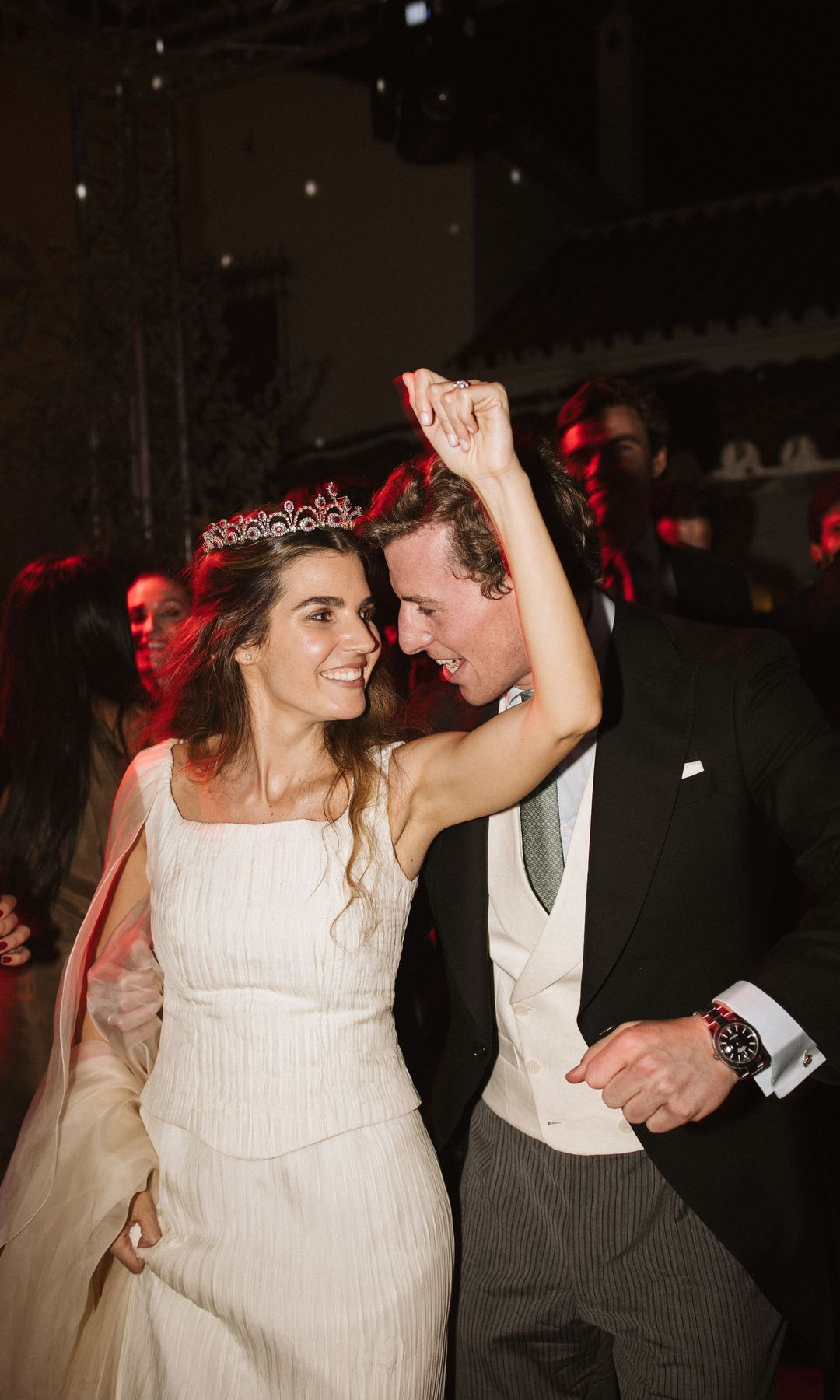 Los novios bailando